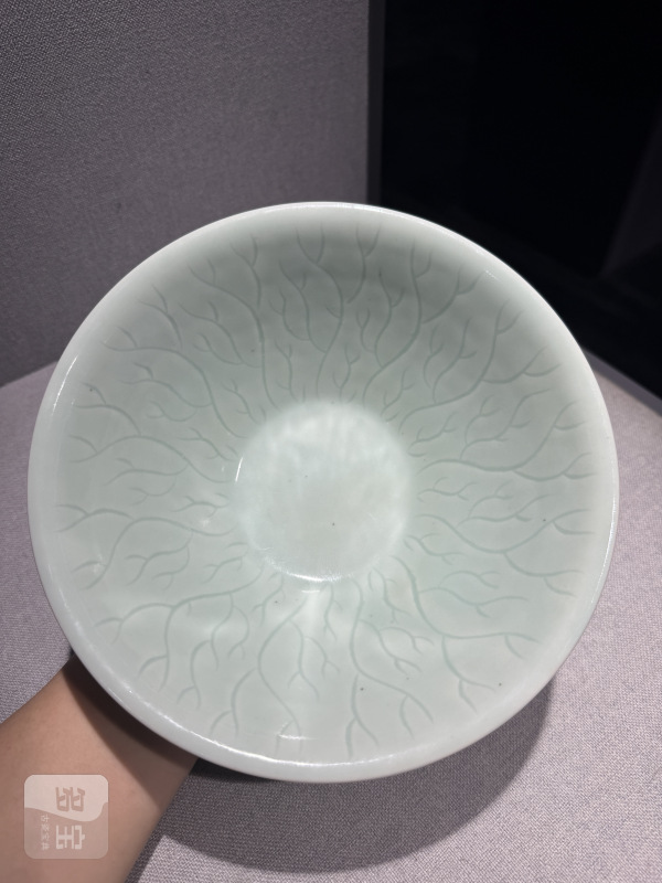 清乾隆 旭华堂款粉青釉荷叶碗 - 图6